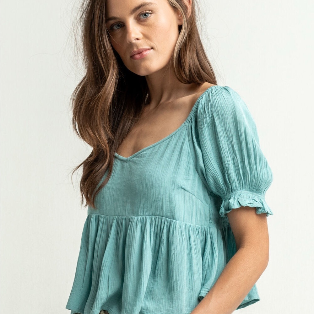 O’NEILL Isabel solid top, short puff sleeves with ruffle trim